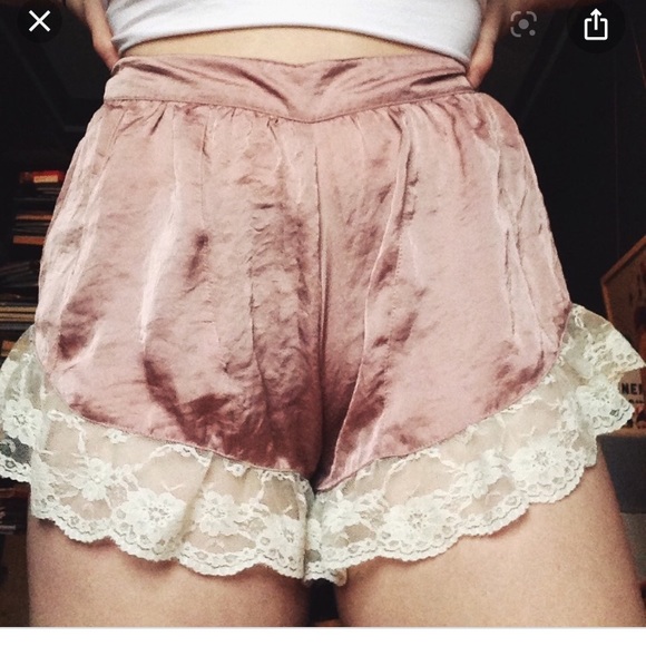 🔥3 for $30 🔥Pink ruffle shorts, Urban Outfitters - Picture 2 of 6